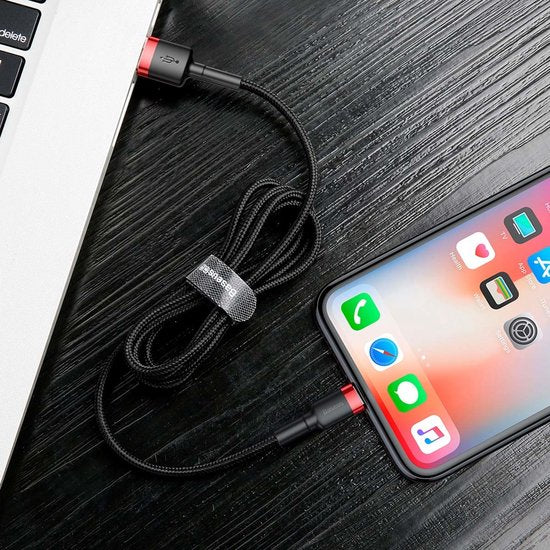 Baseus - Universele USB naar Lightning kabel - Geschikt voor o.a. Apple/iPhone en andere apparaten - 1 Meter - 2.5A - Zwart/Rood