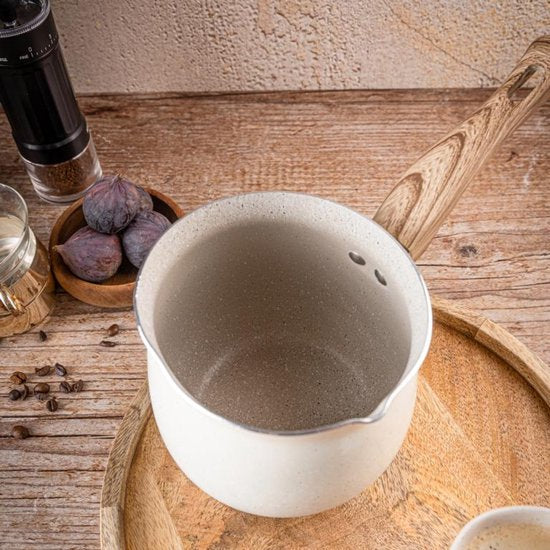 Kinghoff KH-1982 Turkse koffiepot cezve - 1,8 liter - voor inductie gas en elektrisch - anti-aanbaklaag in marmerlook - houten handvat