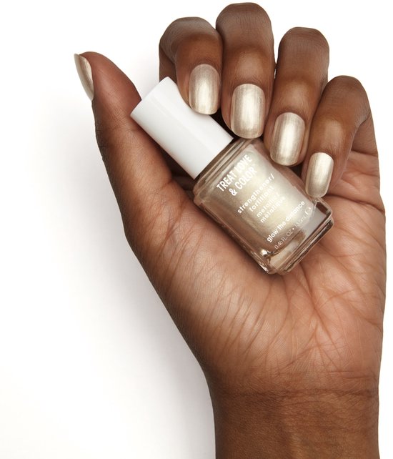 Essie Treat Love & Color nagellak - metallic - 151 Glow the Distance - Goud
