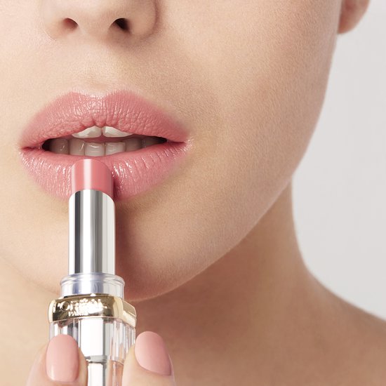 L'Oréal Paris Glow Paradise balm-in-lipstick - granaatappelextract en squalaan - 111 Pink Wonderland - Roze - 3,8 gram