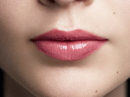 L'Oréal Paris Glow Paradise balm-in-lipstick - granaatappelextract en squalaan - 111 Pink Wonderland - Roze - 3,8 gram