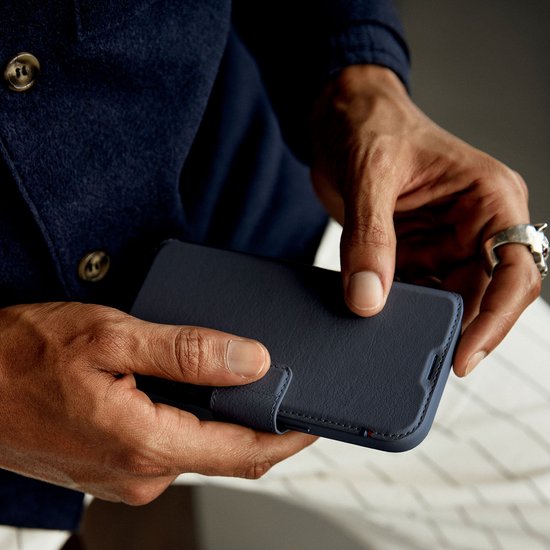 Decoded leren hoesje - geschikt voor iPhone 16 - 2-in-1 magnetisch afneembaar met pasjeshouder - ECCO leer - MagSafe - Navy blauw